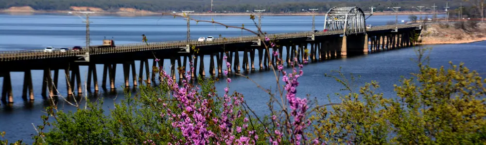 Discover where to dock and dine on your next trip to Lake Texoma, TX.